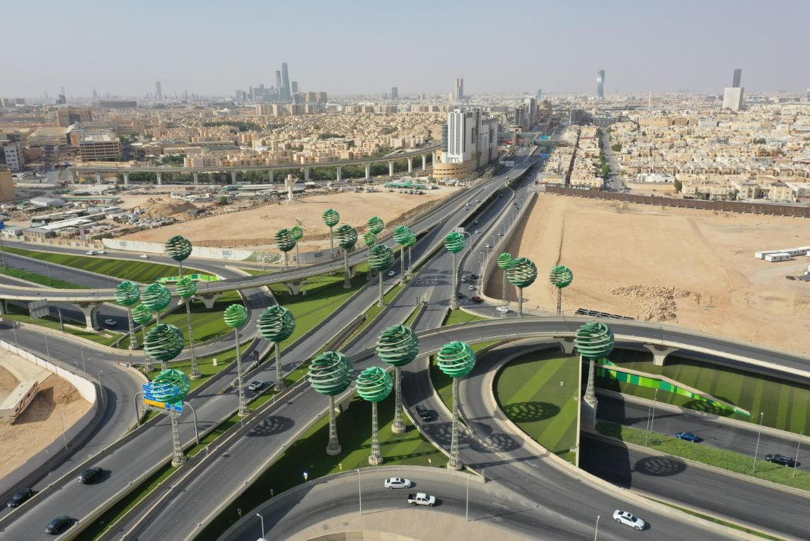 Read more about the article Free Zones vs. Mainland in Saudi Arabia: 2025 Comparison Guide